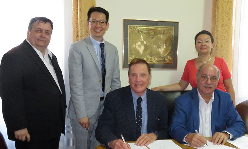 Warnborough College signs a partnership with Agora University in Romania