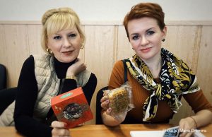 Liudsia and Katerina try their mooncakes